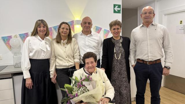 Isabel Martín Díaz junto a sus familiares y la alcaldesa de Azkoitia, Ana Azkoitia.