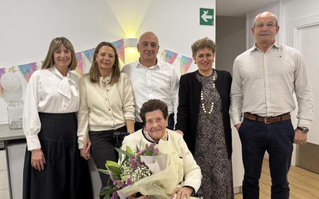 Isabel Martín Díaz junto a sus familiares y la alcaldesa de Azkoitia, Ana Azkoitia.