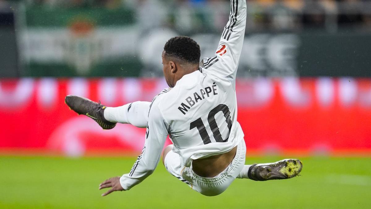 Mbappé realiza un acrobático disparo.