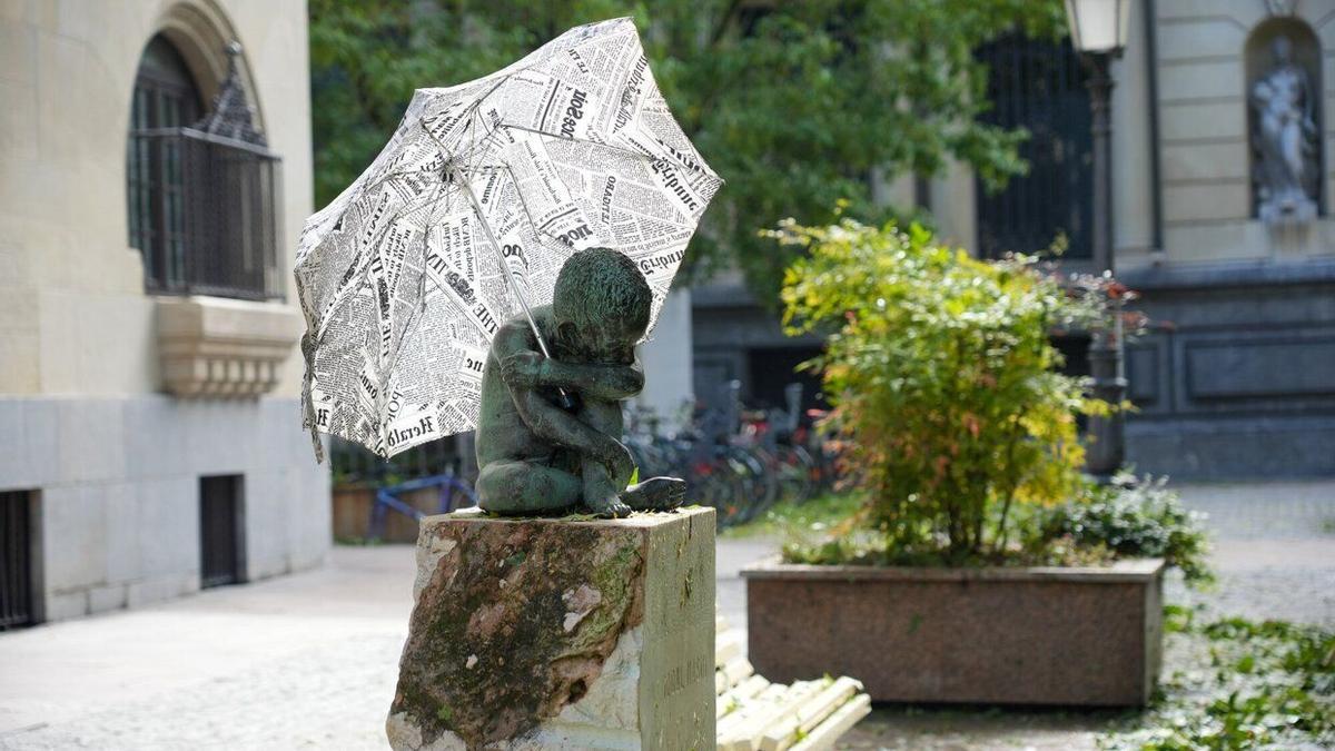 Paraguas colocado en una escultura de Vitoria
