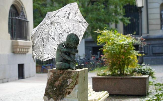 Paraguas colocado en una escultura de Vitoria Paraguas colocado en una escultura de Vitoria