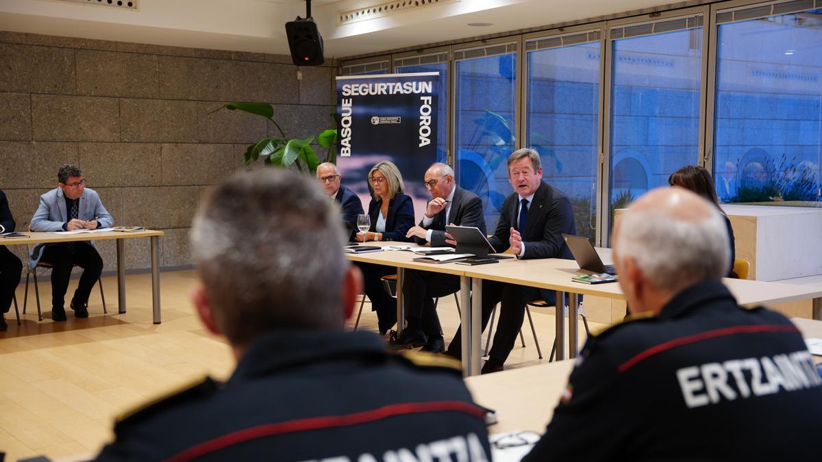 El consejero de Seguridad, Bingen Zupiria, en su intervención en el Basque Segurtasun Foroa, en Vitoria Gasteiz.