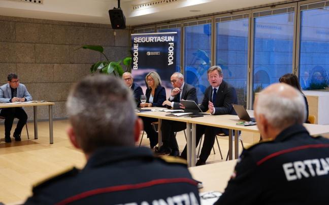 El consejero de Seguridad, Bingen Zupiria, en su intervención en el Basque Segurtasun Foroa, en Vitoria Gasteiz.