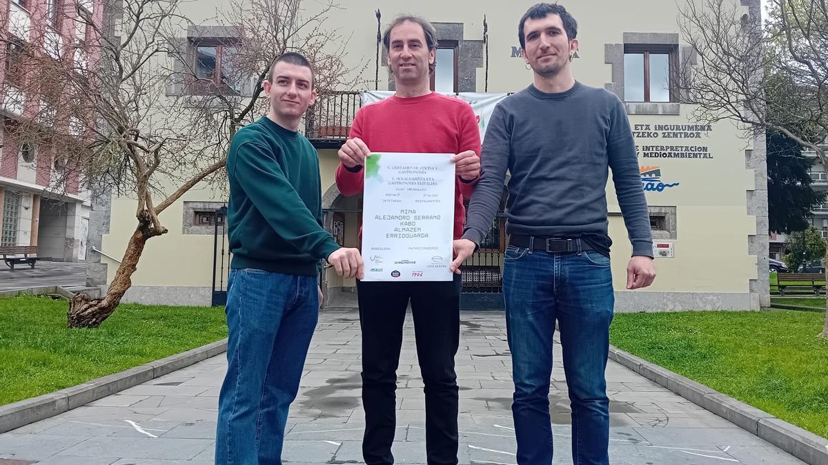 Urtzi Merino, el alcalde Ekaitz Mentxaka y Jon Gil, en la presentación del certamen