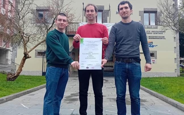 Urtzi Merino, el alcalde Ekaitz Mentxaka y Jon Gil, en la presentación del certamen