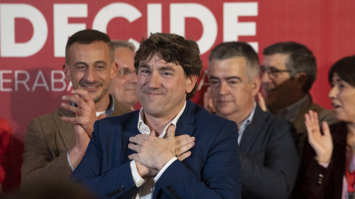 El candidato a lehendakari y líder del PSE, Eneko Andueza, celebra sus resultados electorales.