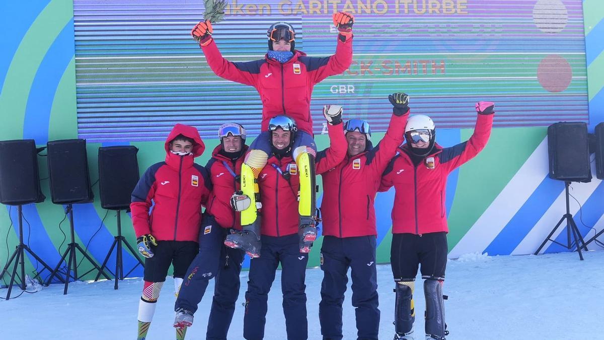 Garitano, a hombros de sus compañeros de la selección española.