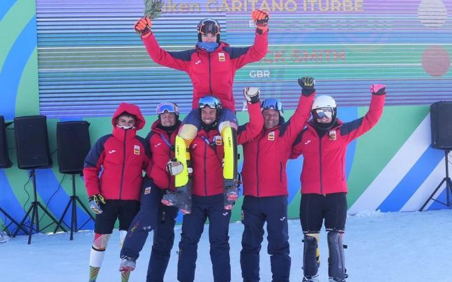 Garitano, a hombros de sus compañeros de la selección española.