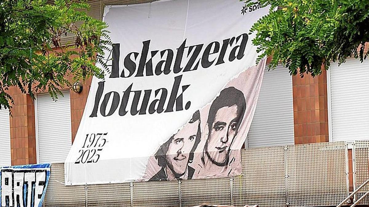 Cartel alusivo a ‘Txiki’ y Otaegi en las fiestas de Gasteiz.