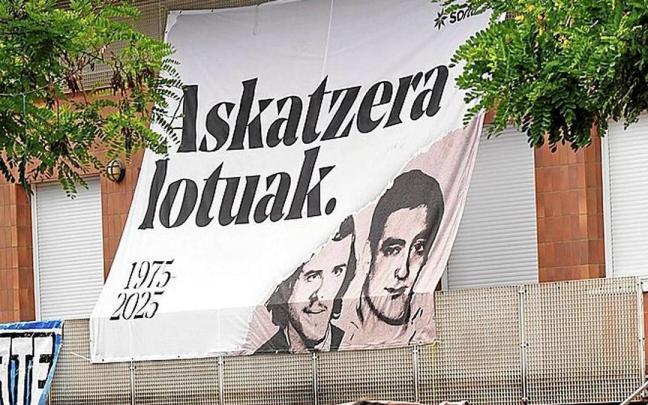 Cartel alusivo a ‘Txiki’ y Otaegi en las fiestas de Gasteiz.