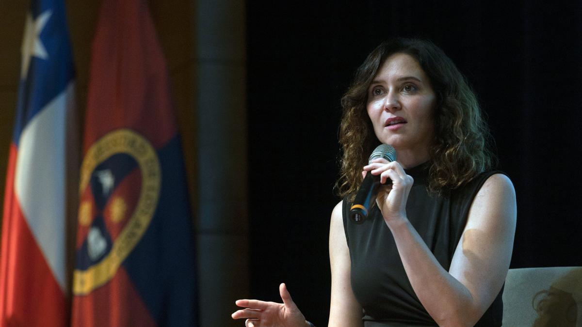 Isabel Díaz Ayuso durante su charla en la Universidad de los Andes , en Chile.