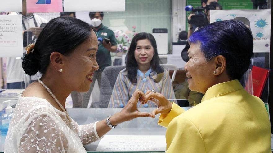 Cientos de parejas se casan en Tailandia el día de la entrada en vigor del matrimonio igualitario.