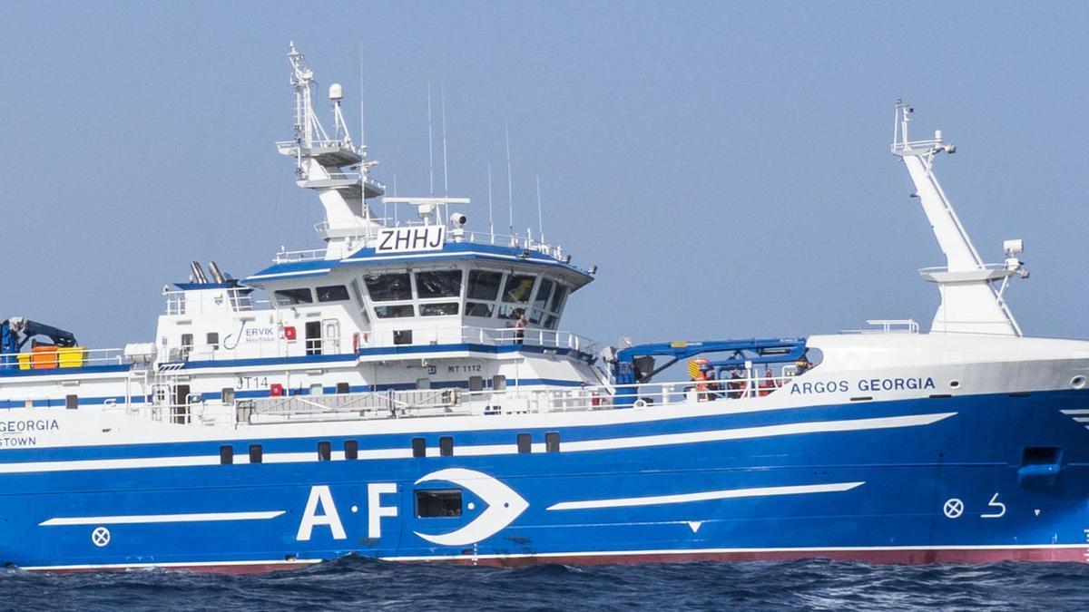 Vista del pesquero Argos Georgia, en el que iban 27 personas a bordo, entre ellos tripulantes gallegos, que se ha hundido de madrugada en las Islas Malvinas