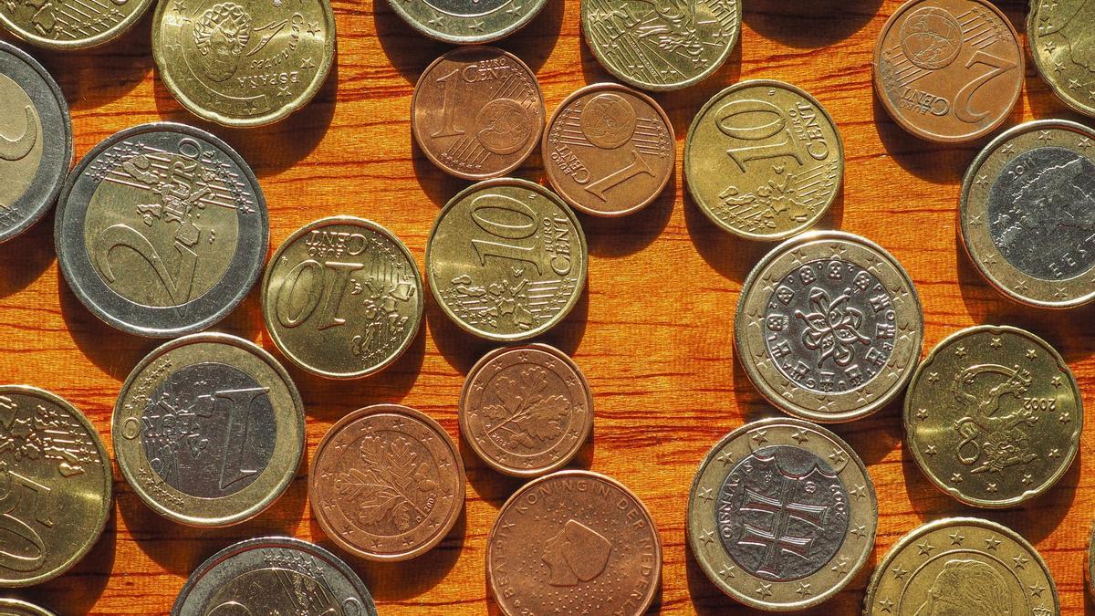 Monedas de euro de distinto valor sobre una mesa.