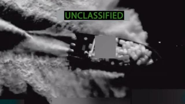 Imagen desclasificada y publicada por el Comando Sur del Ejército de Estados Unidos de una embarcación supuestamente ligada al narcotráfico y bombardeada por las fuerzas estadounidenses.