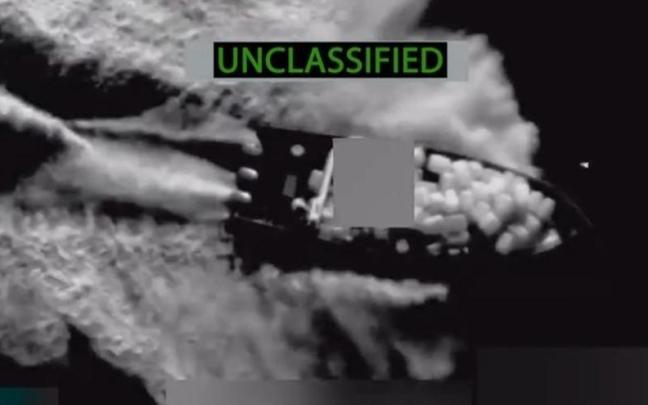 Imagen desclasificada y publicada por el Comando Sur del Ejército de Estados Unidos de una embarcación supuestamente ligada al narcotráfico y bombardeada por las fuerzas estadounidenses.