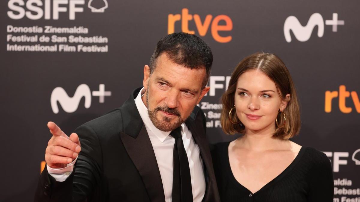 Antonio Banderas junto a su hija, Stella del Carmen, en la gala de apertura del Zinemaldi de 2021.