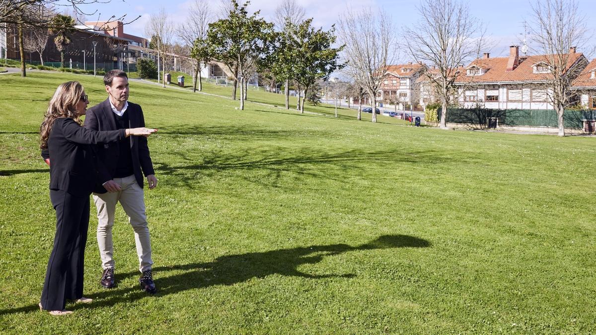 La consejera de Salud, Gotzone Sagardui, y el alcalde de Sondika, Xabier Zubiaur.