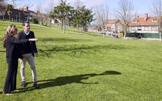 La consejera de Salud, Gotzone Sagardui, y el alcalde de Sondika, Xabier Zubiaur.