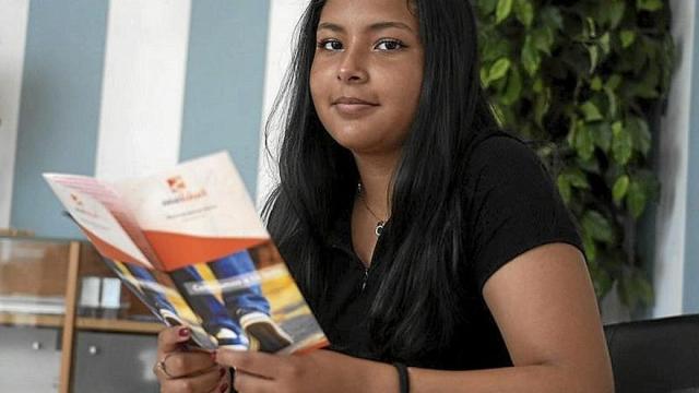 Nayeli Rojas, en el centro donde participa en actividades. | FOTO: J. M. MARTÍNEZ Nayeli Rojas, en el centro donde participa en actividades. | FOTO: J. M. MARTÍNEZ