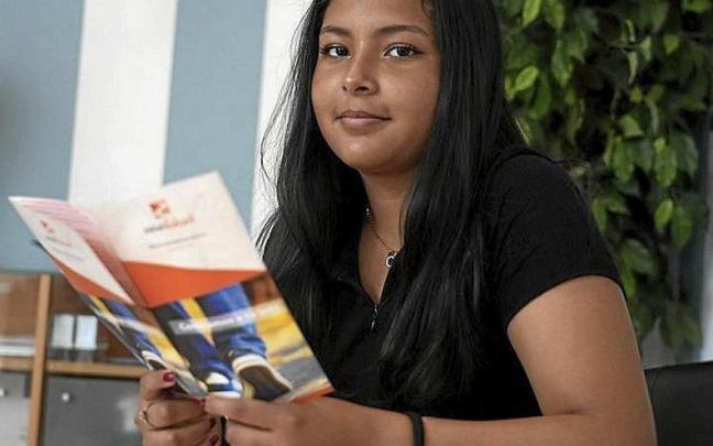 Nayeli Rojas, en el centro donde participa en actividades. | FOTO: J. M. MARTÍNEZ