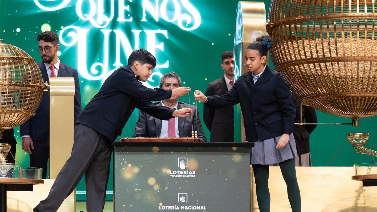 Los niños de San Ildefonso cantado los premios de la Lotería de Navidad.