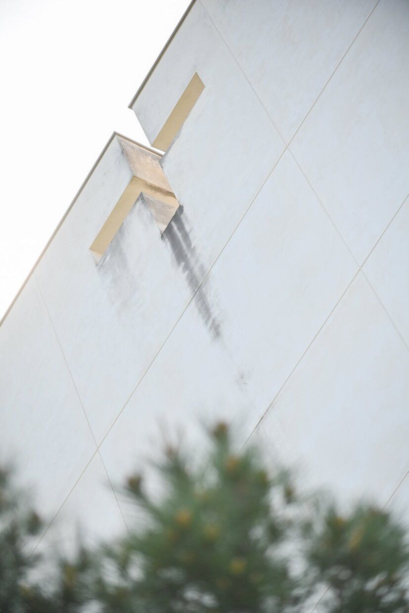 Chorretón gris debajo del hueco en forma de cruz. ARNAITZ RUBIO