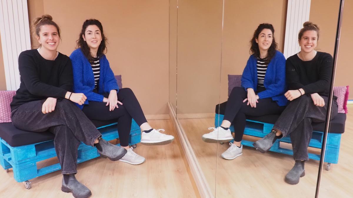 Malen Aldalur y Miren Arrieta, durante la presentación del Plan de Igualdad de Género en las dependencias de Emakumeen Txokoa.