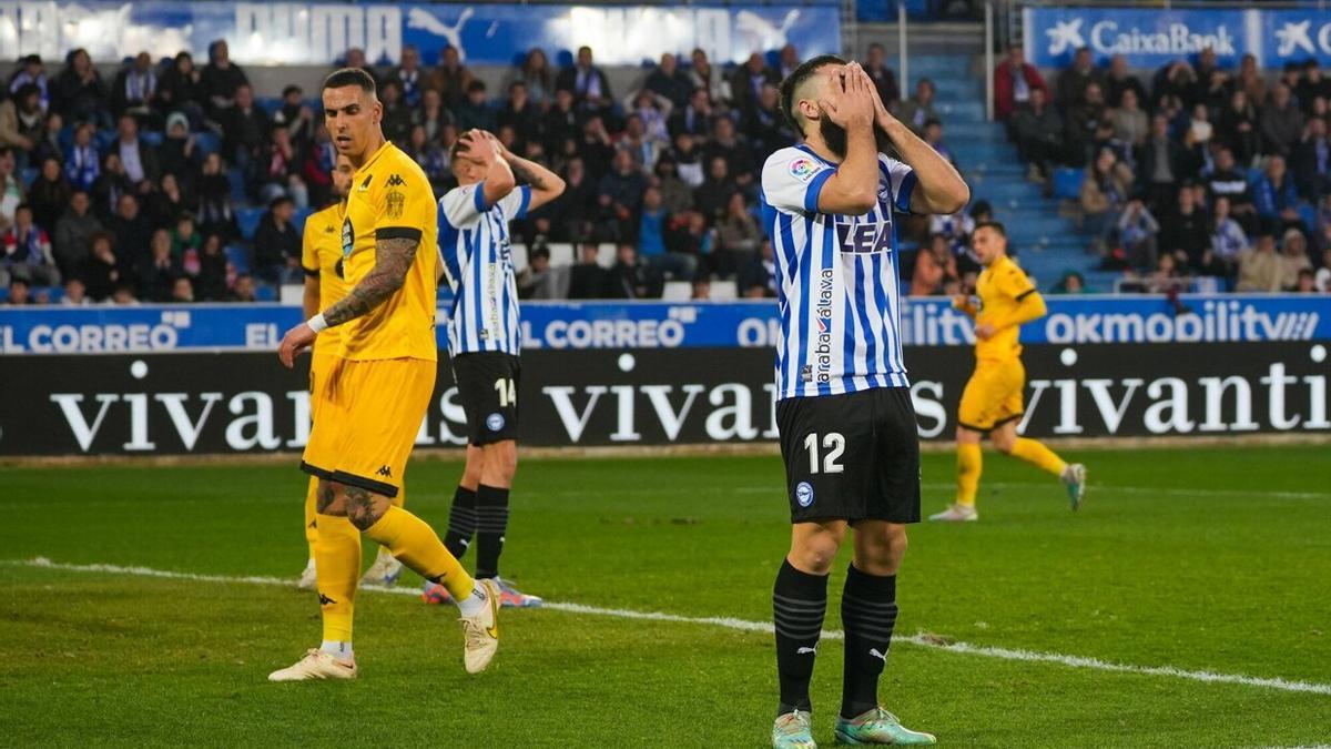 Asier Villalibre se lamenta de un error durante el Alavés-Lugo.