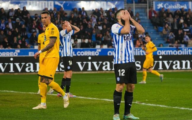 Asier Villalibre se lamenta de un error durante el Alavés-Lugo.