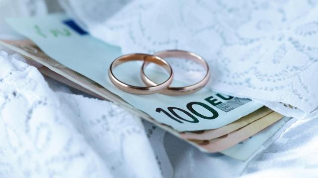 Dinero para entregar como regalo en una boda.