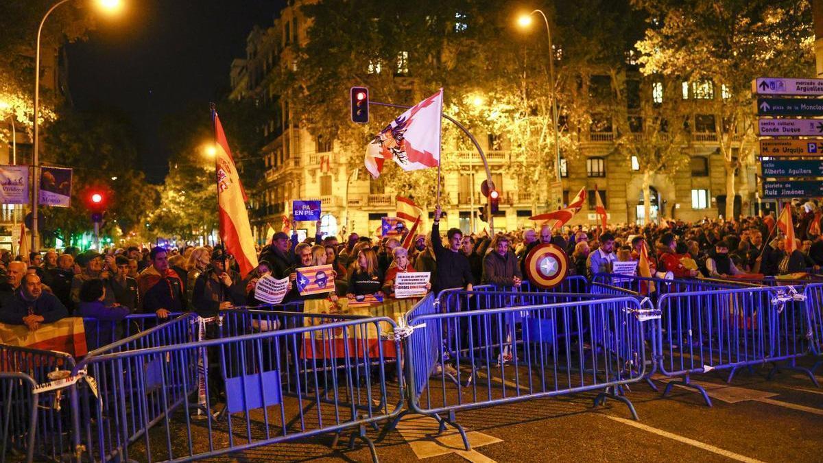 Asistentes a la concentración en contra de la amnistía celebrada este lunes en las inmediaciones de Ferraz.