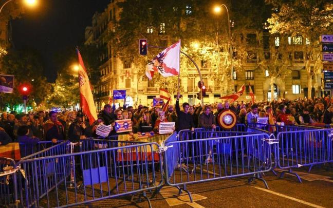 Asistentes a la concentración en contra de la amnistía celebrada este lunes en las inmediaciones de Ferraz.