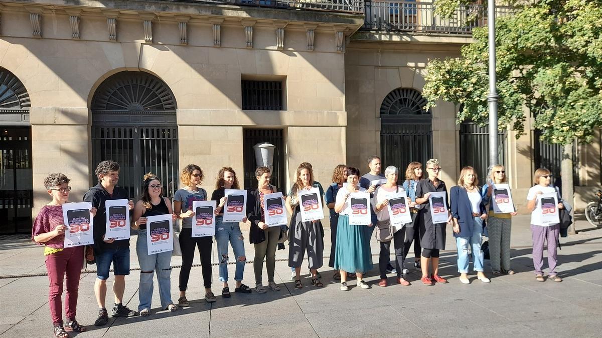 Representantes del movimiento feminista y de los sindicatos ELA, LAB, Steilas, ESK, EHNE, Etxalde y CGT, antes de registrar la convocatoria de huelga.