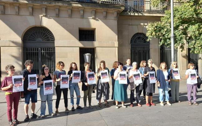 Representantes del movimiento feminista y de los sindicatos ELA, LAB, Steilas, ESK, EHNE, Etxalde y CGT, antes de registrar la convocatoria de huelga.