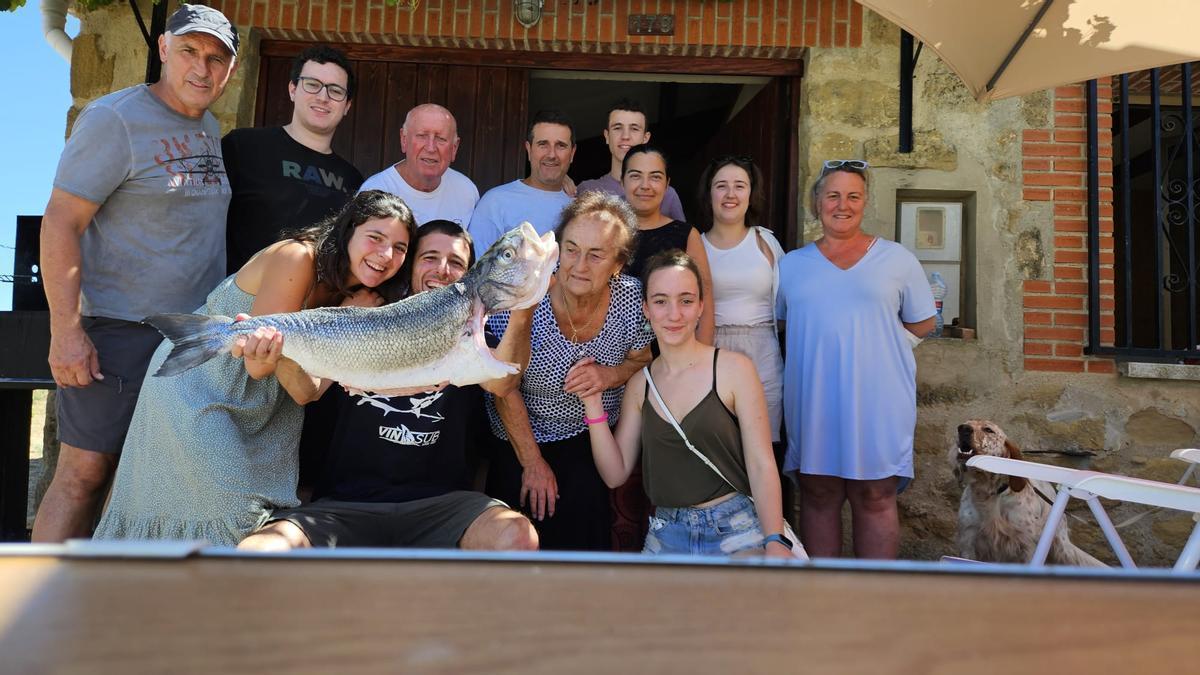 Haritz Ayarza, sujetando la lubina, compartiendo la captura del día.