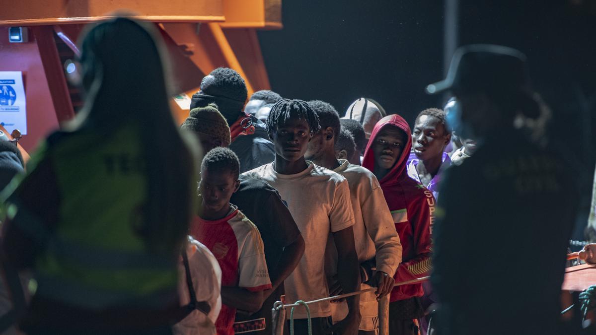 Migrantes llegan al puerto de La Restinga tras ser rescatados en El Hierro.