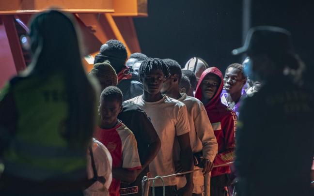 Migrantes llegan al puerto de La Restinga tras ser rescatados en El Hierro.