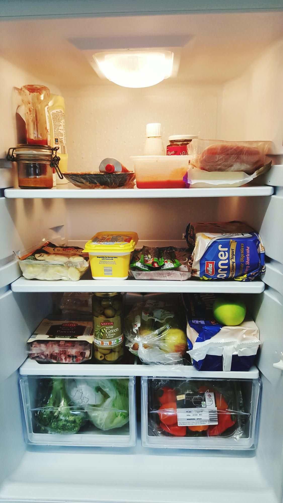 Alimentos en el interior de una nevera.
