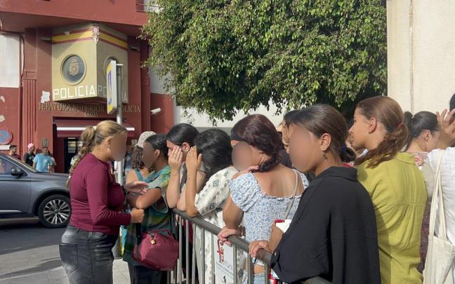 Niños y niñas esperan a las puertas de la Jefatura Superior de Policía de Ceuta para que les registren