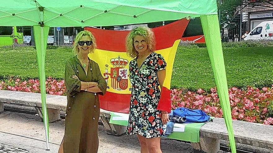 Rosa Díez (izquierda) y Nerea Alzola en un stand de Vox en Bilbao. | FOTO: TWITTER NEREA ALZOLA