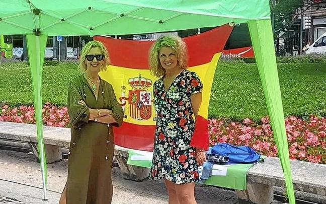 Rosa Díez (izquierda) y Nerea Alzola en un stand de Vox en Bilbao. | FOTO: TWITTER NEREA ALZOLA
