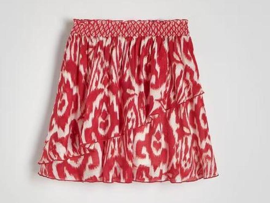 Minifalda fluida de volantes en tonos blancos y rojos.