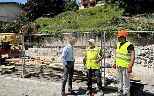 El alcalde de Lazkao, Kepa Zubiarrain, en las obras del ambulatorio.