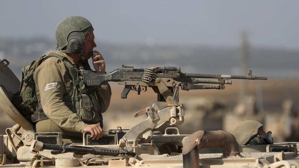 Un soldado israelí en la frontera con la Franja de Gaza.
