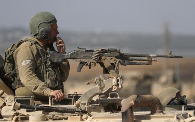 Un soldado israelí en la frontera con la Franja de Gaza.