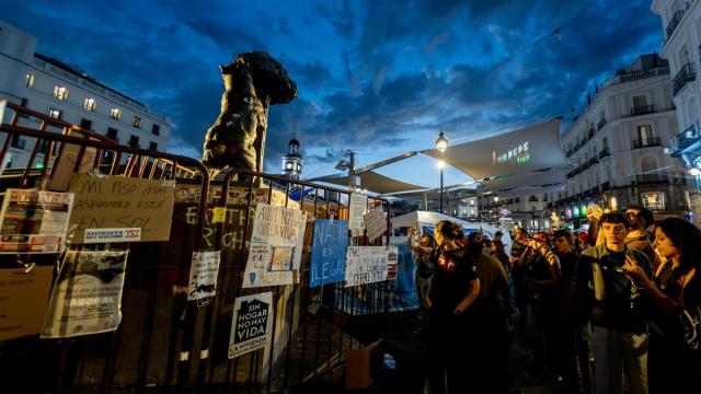 Decenas de personas acampadas, en la Puerta del Sol.