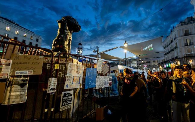 Decenas de personas acampadas, en la Puerta del Sol.
