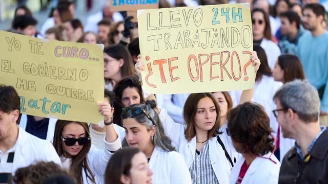 Decenas de médicos durante una concentración convocada por el Sindicato Médico contra el Estatuto Marco propuesto por el Ministerio de Sanidad.