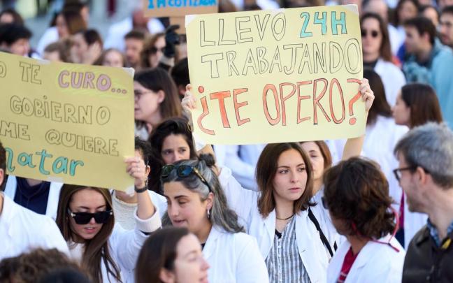 Decenas de médicos durante una concentración convocada por el Sindicato Médico contra el Estatuto Marco propuesto por el Ministerio de Sanidad.